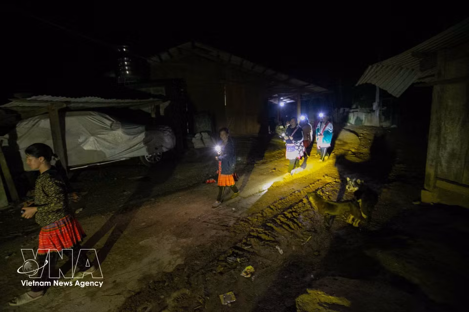 Cada noche, las mujeres Mong de la aldea de Lang Sang se reúnen para asistir juntas a las clases de alfabetización. (Foto: VNA)
