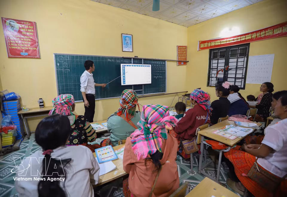 El aula se vuelve única con la presencia de alumnas que ya son abuelas y de madres que asisten a las lecciones con sus hijos cargados a la espalda. (Foto: VNA)