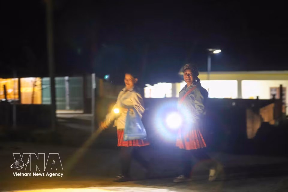 Linternas en mano, las habitantes de Lang Sang caminan en la oscuridad rumbo a la escuela en busca del conocimiento. (Foto: VNA)