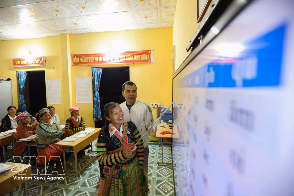El maestro Luong Van Duong es uno de los dos docentes encargados de impartir las clases de alfabetización. (Foto: VNA)
