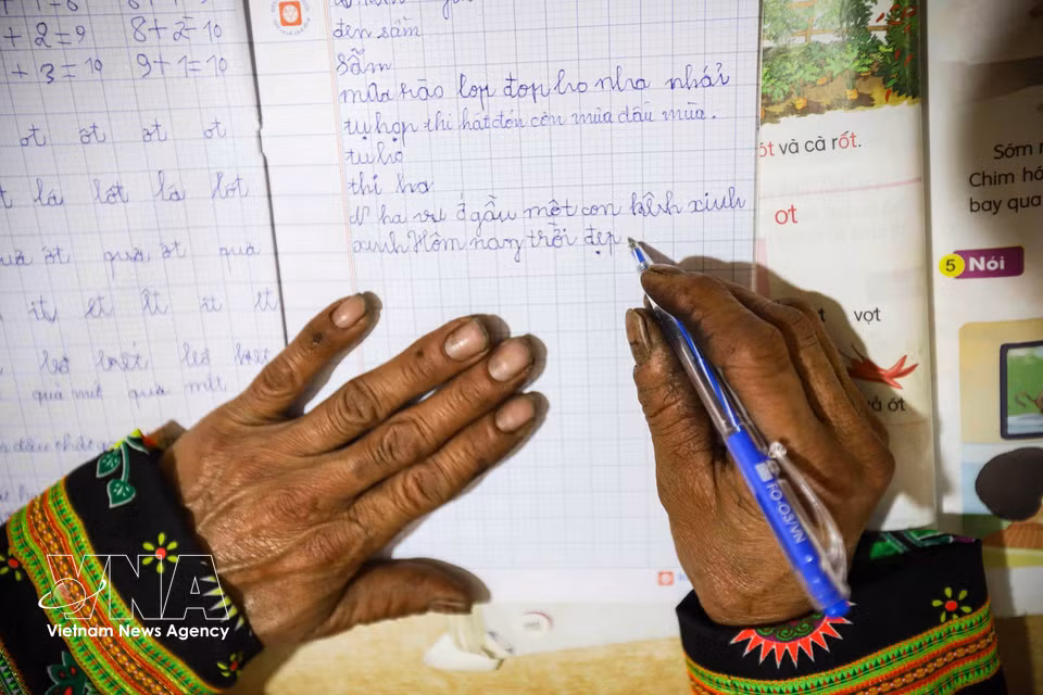 Manos habituadas a sostener la azada y el machete para el trabajo agrícola se familiarizan ahora, con cierta timidez, con el lápiz. (Foto: VNA)
