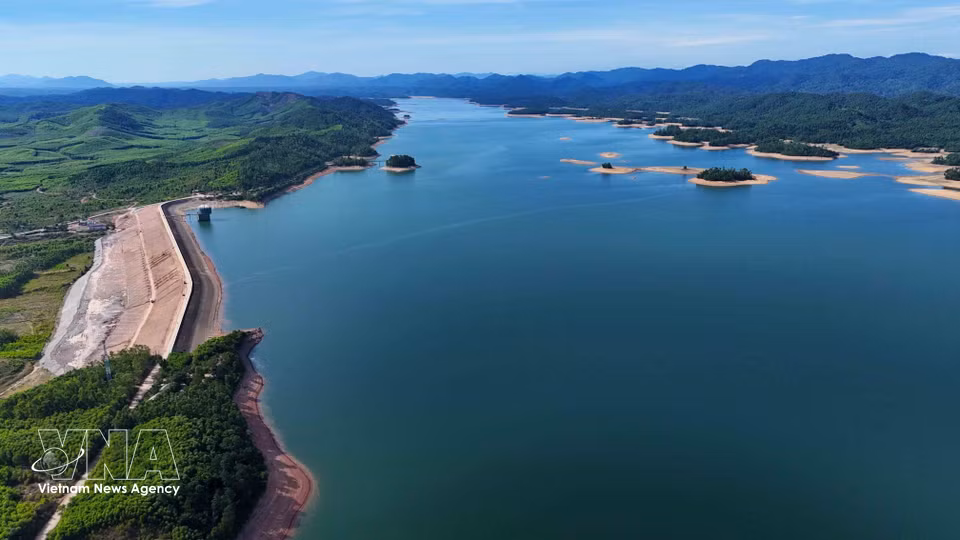La obra del lago Ke Go recibe inversiones prioritarias para seguir consolidando su papel como infraestructura hidráulica clave de Ha Tinh. (Foto: VNA)
