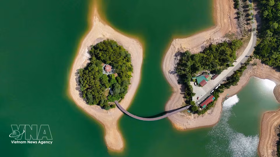 El templo dedicado al difunto secretario general del Partido Comunista de Vietnam Le Duan en medio del lago Ke Go. (Foto: VNA)