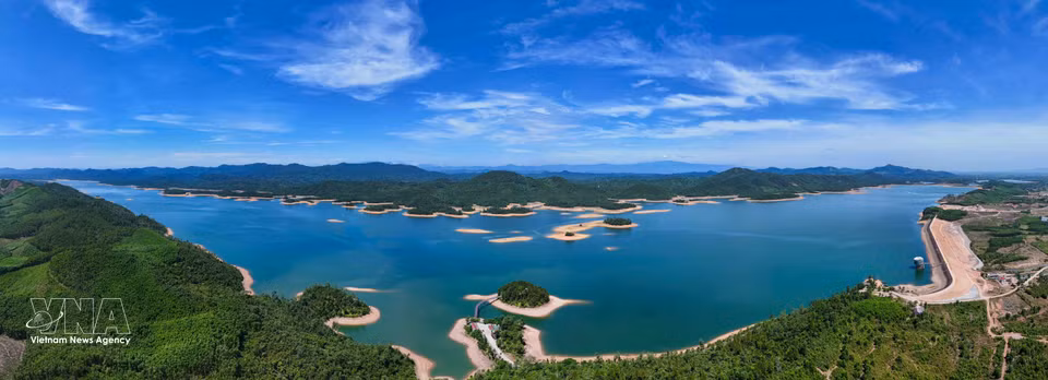 La obra del lago Ke Go, un hito hidráulico fundamental de la provincia de Ha Tinh tras medio siglo de construcción y desarrollo. (Foto: VNA)