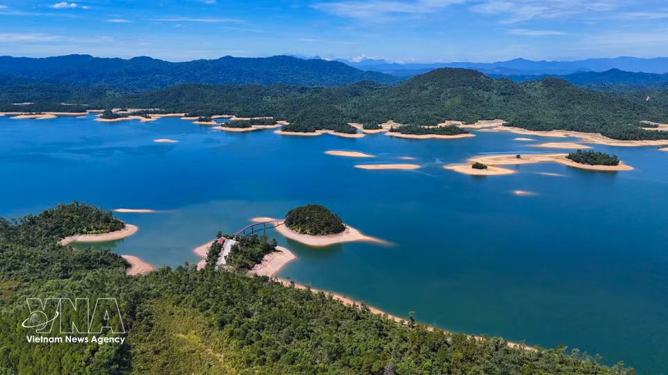 Pequeñas islas en medio del lago Ke Go realzan la belleza del paisaje natural de la zona. (Foto: VNA)