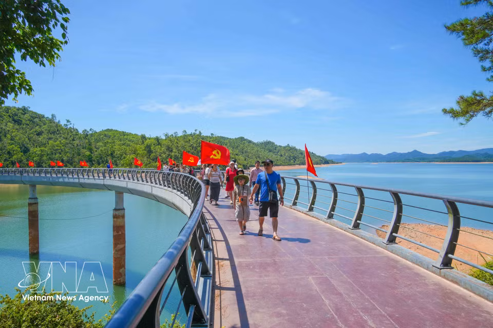 Paisaje sereno del lago Ke Go durante los días soleados. (Foto: VNA)