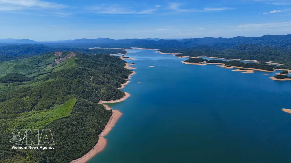 El lago Ke Go posee un alto valor hidráulico y representa, al mismo tiempo, un destino vinculado a la historia y la cultura de Ha Tinh. (Foto: VNA)