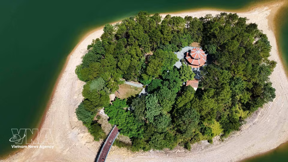 El templo dedicado al difunto secretario general del Partido Comunista de Vietnam Le Duan en medio del lago Ke Go. (Foto: VNA)