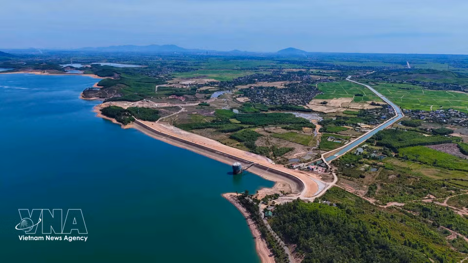 El suministro de agua del lago Ke Go abastece el riego de más de 26 mil hectáreas de cultivos, impulsando el desarrollo agrícola local. (Foto: VNA)