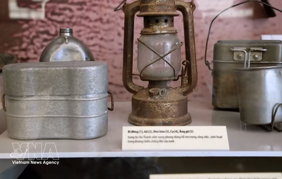 Objetos, documentos y vestigios de guerra recrean la historia de la antigua “coordenada de fuego” de la Ruta Truong Son. Foto: VNA