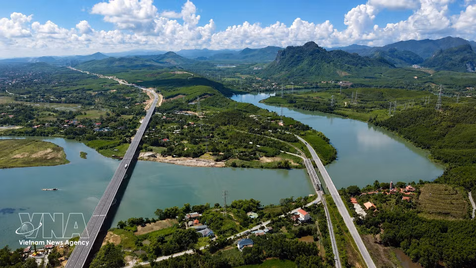 Los antiguos embarcaderos Long Dai han sido reemplazados por modernos puentes que garantizan la conectividad de este importante corredor de transporte. Foto: VNA