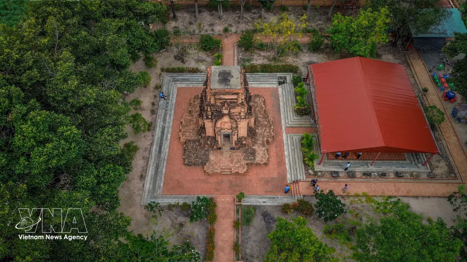 La Torre Chot Mat, situada en un entorno rural, constituye un destacado sitio de interés histórico y cultural de la localidad. (Foto: VNA)