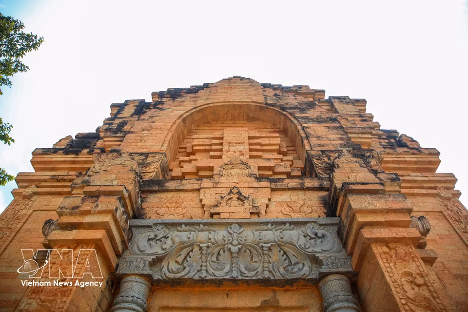 La arquitectura de la Torre Chot Mat destaca por sus delicados motivos decorativos sobre ladrillos antiguos, vinculados a la cultura Oc Eo. (Foto: VNA)