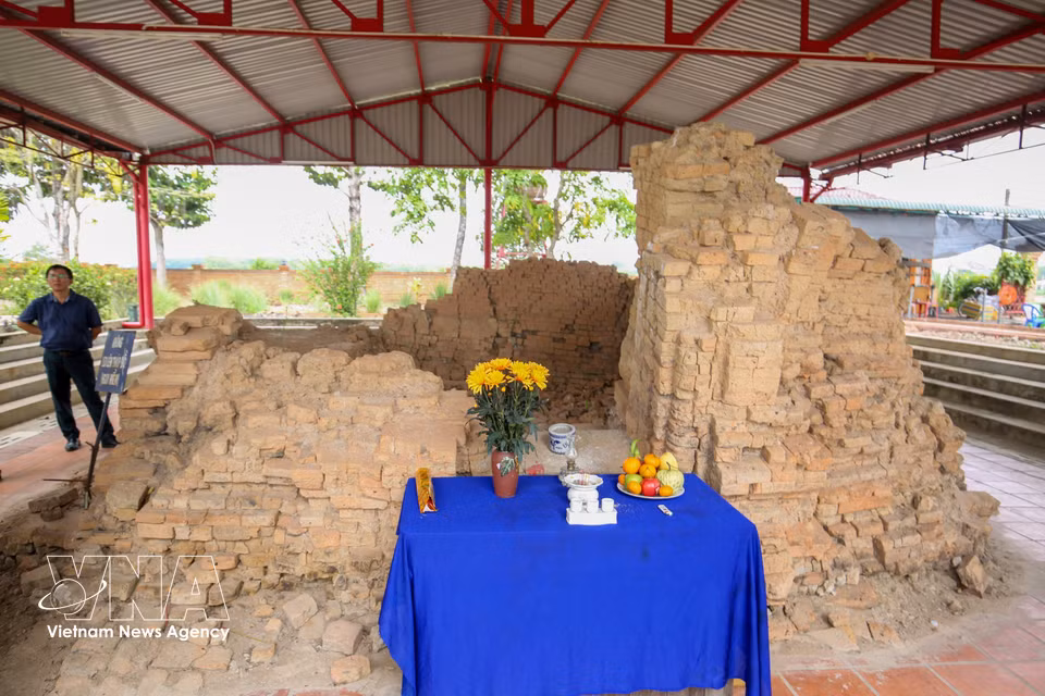 Vestigios de la cultura Oc Eo conservados junto a la torre principal. (Foto: VNA)