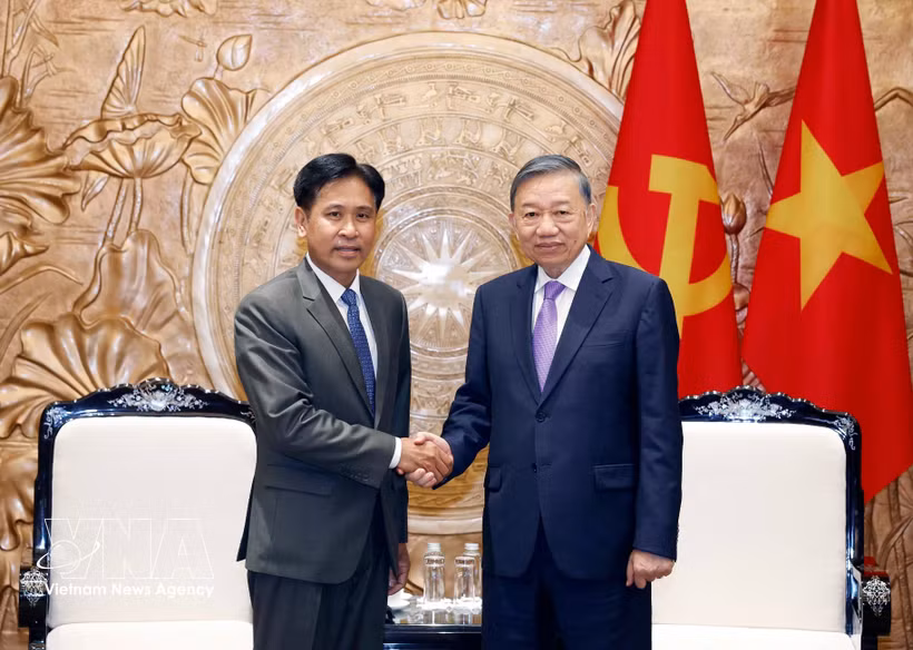 El secretario general del Partido Comunista de Vietnam y presidente de la República, To Lam (derecha), recibe al presidente del Tribunal Popular Supremo de Laos, Phayvy Syboualypha. (Foto: VNA)