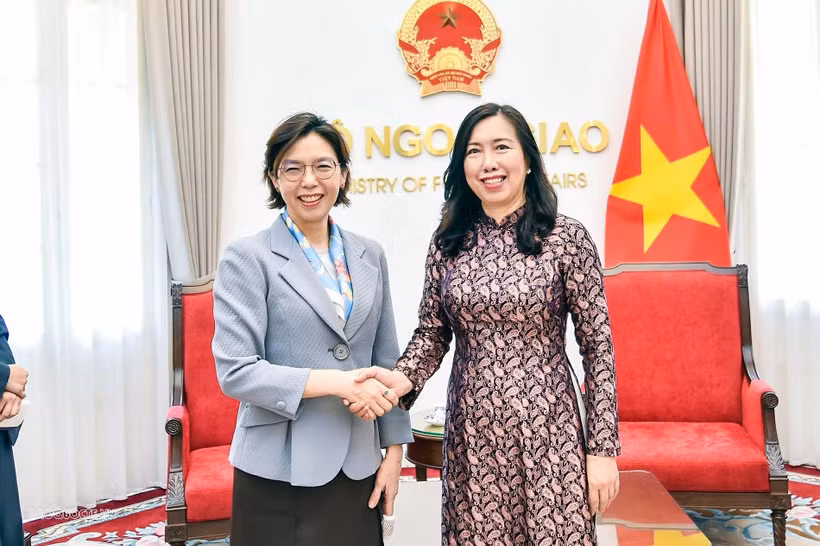 La viceministra de Relaciones Exteriores de Vietnam Le Thi Thu Hang (derecha) recibe a la embajadora de Corea del Sur en Hanoi, Lee Mi Yon. (Foto: baoquocte.vn)