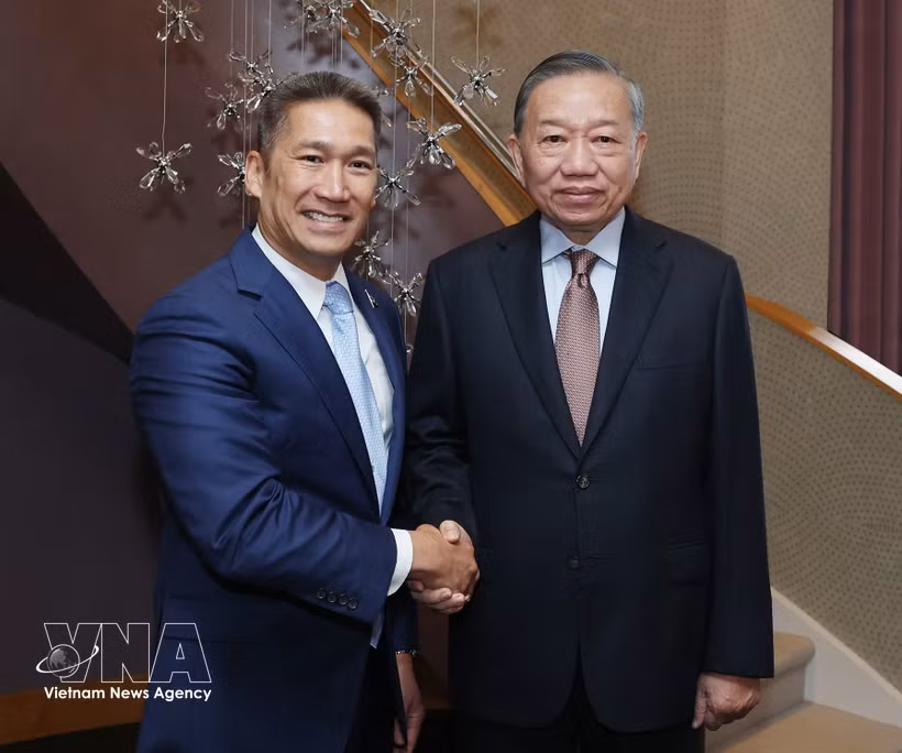 El secretario general del Partido Comunista y presidente de Vietnam, To Lam (derecha), recibe a Hung Cao, secretario interino de la Marina de Estados Unidos. (Foto: VNA)