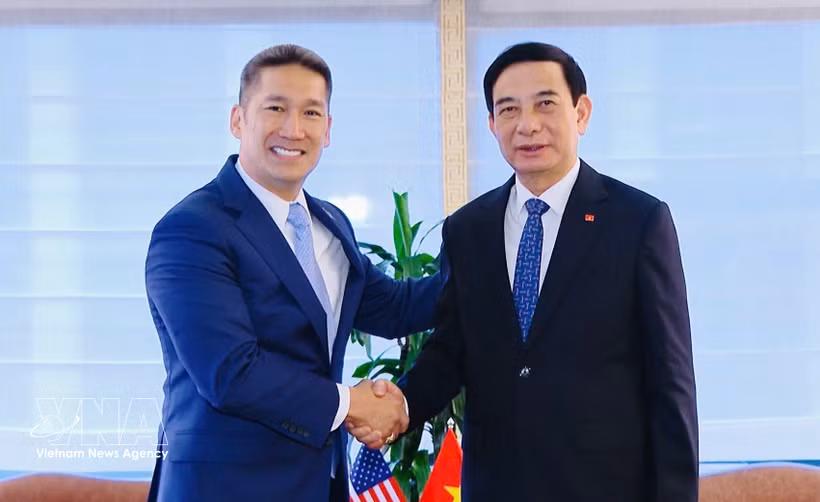 El viceprimer ministro y titular de Defensa de Vietnam, Phan Van Giang (derecha), recibe a Hung Cao, secretario interino de la Marina de Estados Unidos. (Foto: VNA)