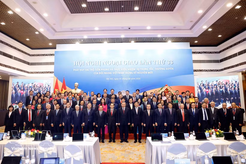 El secretario general del Partido Comunista y presidente de Vietnam, To Lam, y los delegados participantes en la cita. (Foto: VNA)