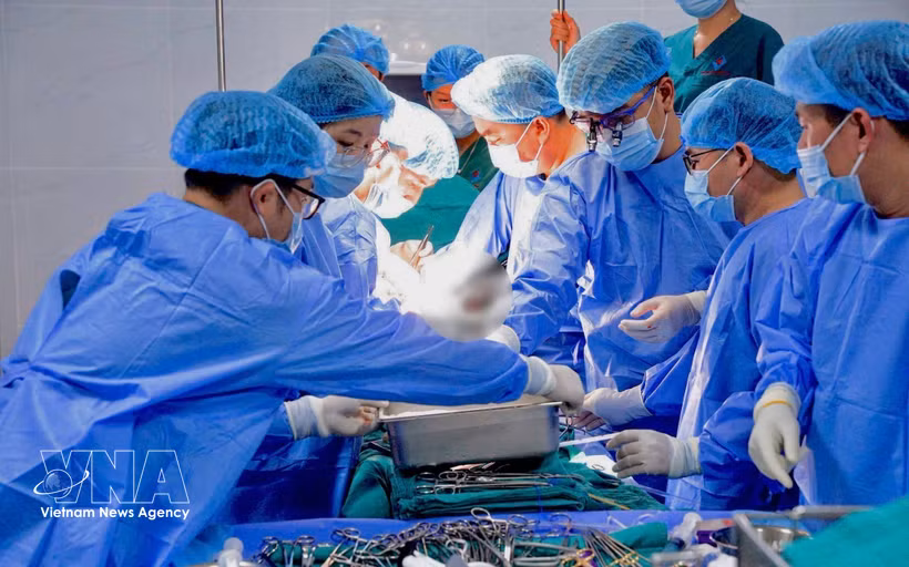 El Hospital Central de Hue realiza un trasplante de riñón utilizando la tecnología de conservación de órganos LifePort. (Foto: VNA)