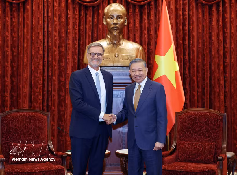 El secretario general del Partido Comunista de Vietnam y presidente del país, To Lam (derecha), recibe al embajador de Francia en Hanoi, Olivier Brochet. (Foto: VNA)