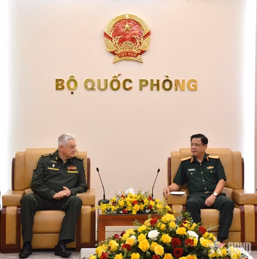 El viceministro de Defensa de Vietnam, Nguyen Truong Thang, recibe al general de cuerpo de ejército Vladimir Borisovich Zarudnitsky, director de la Academia Militar del Estado Mayor General de las Fuerzas Armadas de Rusia. (Foto: qdnd.vn)