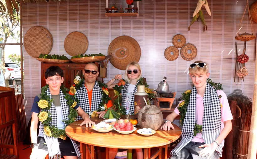 Turistas extranjeros degustan especialidades del sur de Vietnam (Foto: VNA)