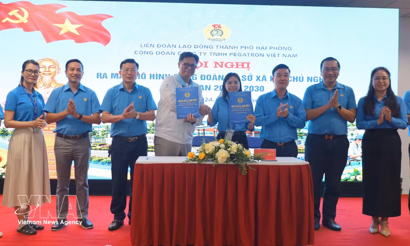 Un directivo de Pegatron Vietnam Co., Ltd. firma un acuerdo con el sindicato de la empresa. (Foto: VNA)