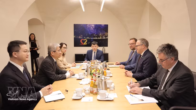 El embajador de Vietnam en Alemania, Nguyen Dac Thanh, se reúne con el ministro-presidente de Turingia, Mario Voigt, y el secretario de Estado de la Agencia de Economía regional, Marcus Malsch. (Foto: VNA)