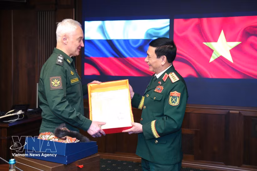 El miembro del Buró Político, viceprimer ministro y titular de Defensa de Vietnam, el general Phan Van Giang (derecha), y el ministro de Defensa de Rusia, Andrey Belousov, intercambian regalos. (Foto: VNA)
