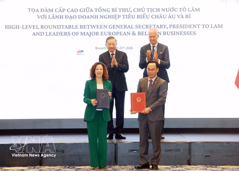 El secretario general del Partido Comunista y presidente de Vietnam, To Lam, presencia el intercambio de documentos de cooperación. (Foto: VNA)