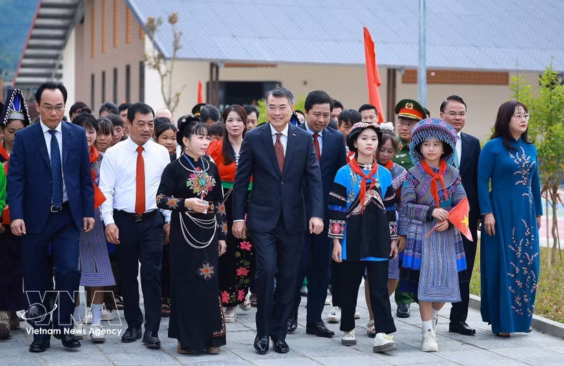 El primer ministro de Vietnam, Le Minh Hung, visita la Escuela Internada de Educación General de Muong Khuong, en la comuna homónima de la provincia de Lao Cai. (Foto: VNA)