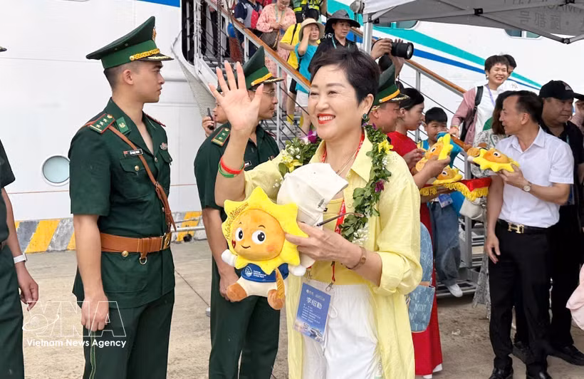 Los turistas del crucero Adora Magic City llegan a la provincia de Quang Ninh. (Foto: VNA)