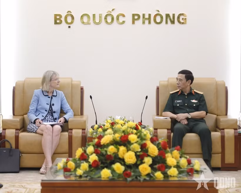 El viceprimer ministro y titular de Defensa de Vietnam, general Phan Van Giang, recibe a la embajadora de Australia en el país, Gillian Bird. (Foto: qdnd.vn)