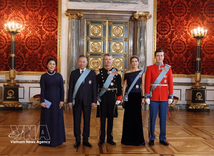 El secretario general del Partido Comunista y presidente de Vietnam, To Lam, y su esposa, Ngo Phuong Ly, posan para una foto con el rey Federico X, la reina María y el príncipe heredero Christian de Dinamarca. (Foto: VNA)