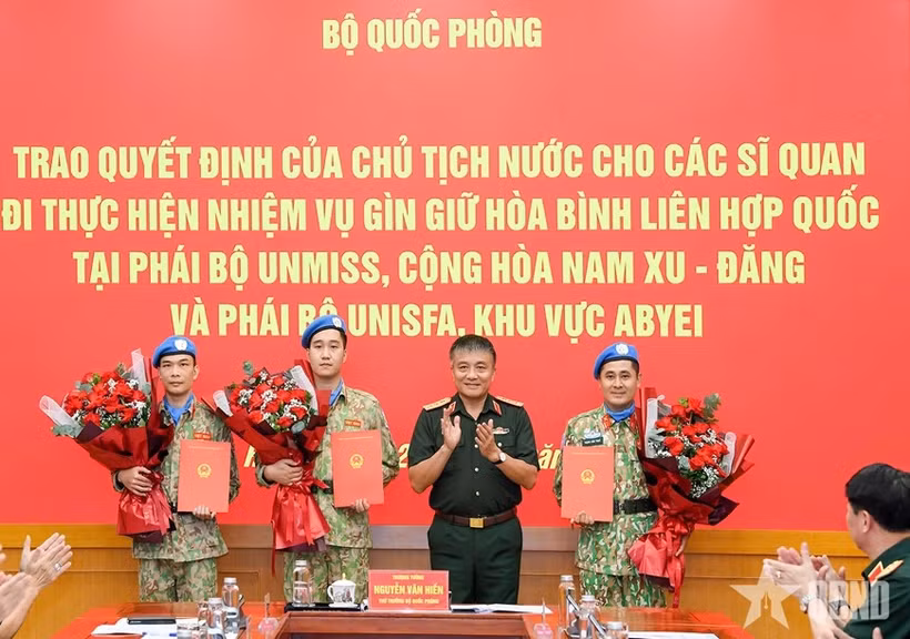 Acto de entrega de la decisión del Presidente de la República. (Foto: www.qdnd.vn)