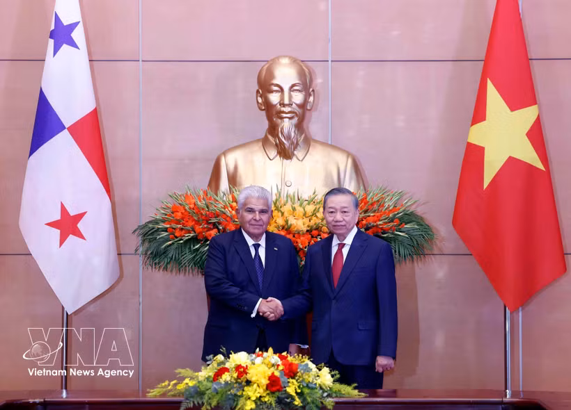 El secretario general del Partido Comunista y presidente de Vietnam, To Lam (derecha), recibe al presidente de Panamá, José Raúl Mulino. (Foto: VNA)