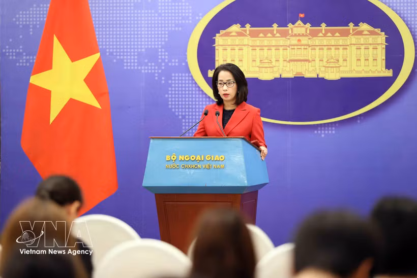 La portavoz del Ministerio de Relaciones Exteriores de Vietnam, Pham Thu Hang, en la rueda de prensa. (Foto: VNA)