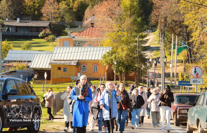 Los turistas disfrutan del otoño de Rusia. (Foto: VNA)