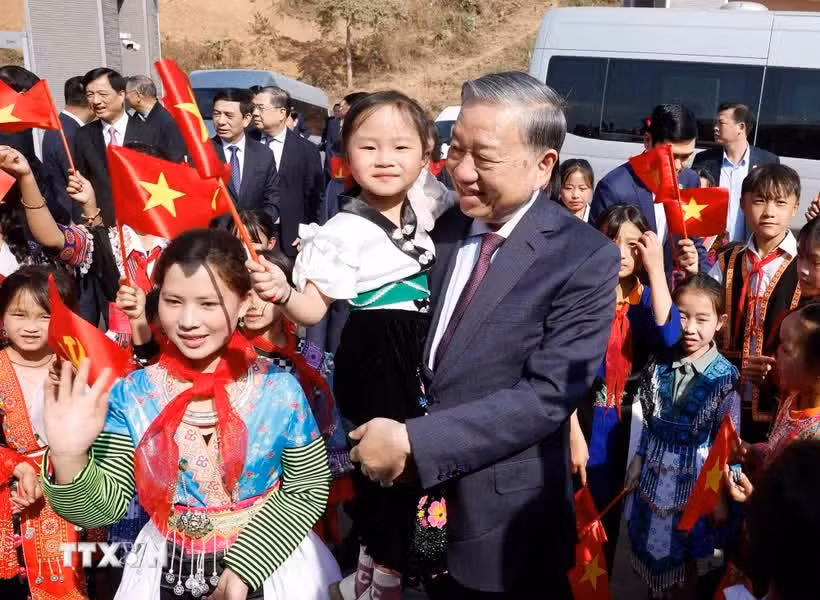 El secretario general del Partido Comunista de Vietnam, To Lam, asiste a la ceremonia de inauguración de la Escuela Internada de Primaria y Secundaria Si Pa Phin, provincia de Dien Bien. (Foto: VNA)