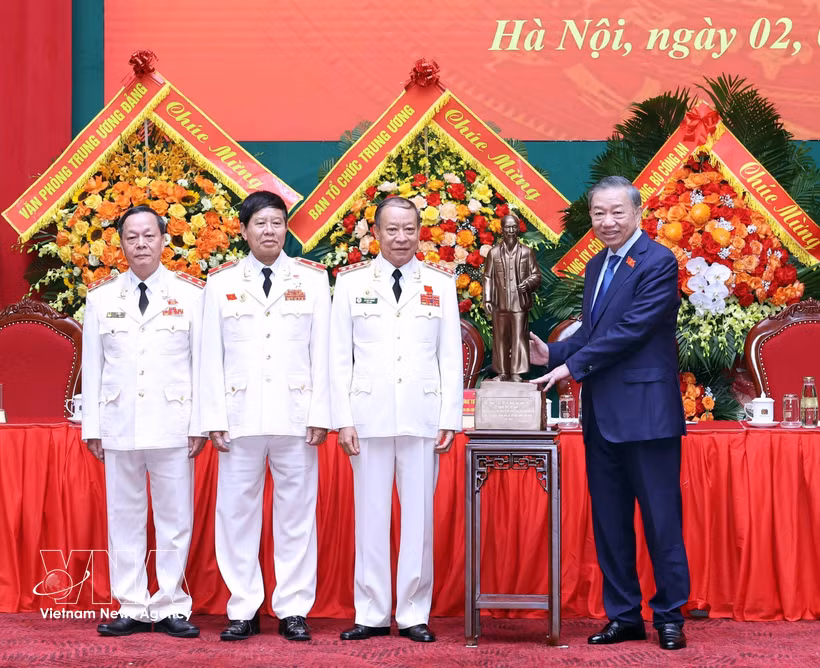 El secretario general del Partido Comunista y presidente de Vietnam, To Lam, regala una estatua del Presidente Ho Chi Minh a la Asociación de Veteranos de la Seguridad Pública Popular. (Foto: VNA)