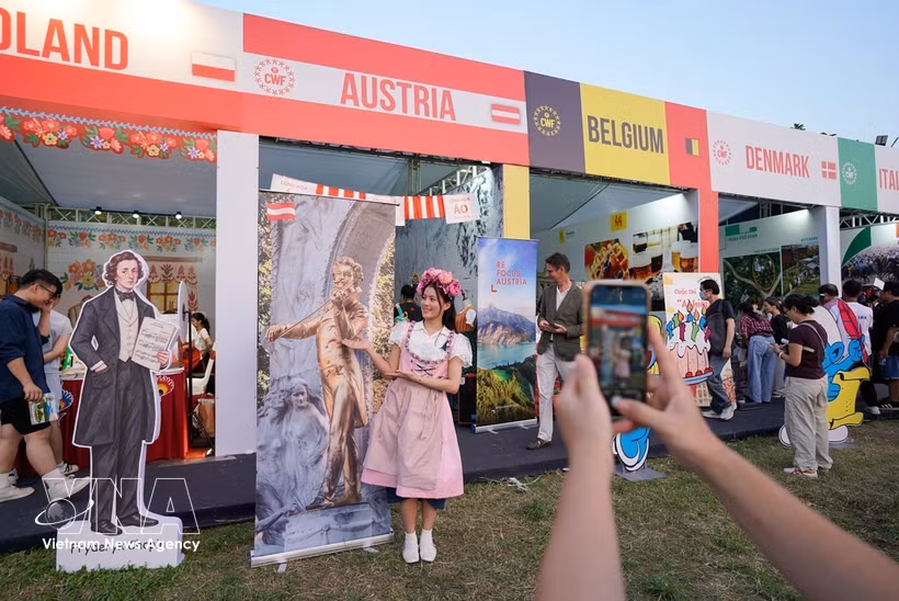 El Festival Cultural Mundial en Hanoi celebra las culturas vietnamita y mundial. (Foto: VNA)