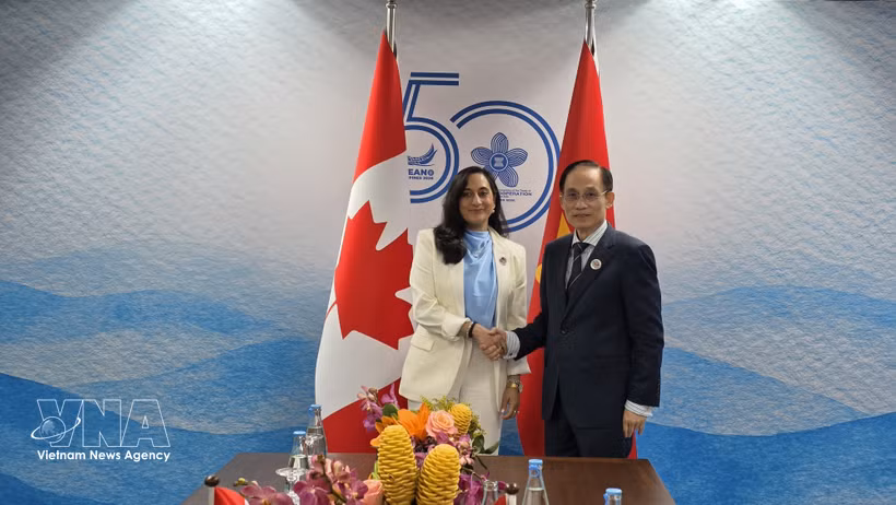 El ministro de Relaciones Exteriores de Vietnam, Le Hoai Trung, se reúne con su homóloga de Canadá, Anita Anand. (Foto: VNA)