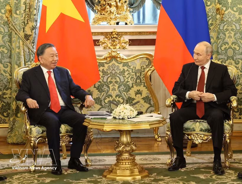 El secretario general del Partido Comunista y presidente de Vietnam, To Lam (izquierda), se reúne con el presidente ruso, Vladimir Putin. (Foto: VNA)