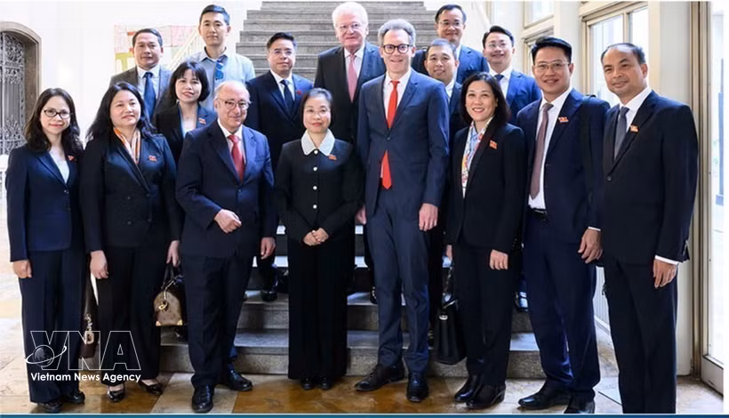 La delegación del Consejo Popular de Hanoi en el Ayuntamiento de Fráncfort. (Foto: VNA)