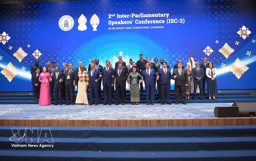 La vicepresidenta de la Asamblea Nacional de Vietnam, Nguyen Thi Thanh, y los jefes de las delegaciones en la cita. (Foto: VNA)
