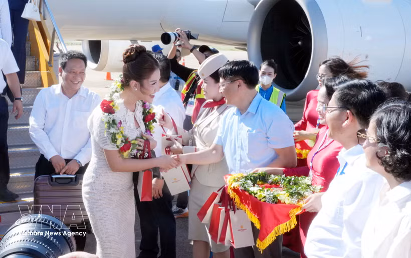 Las autoridades de la provincia de Quang Tri entregan flores para dar la bienvenida a los pasajeros que llegan en el vuelo Cam Ranh-Dong Hoi. (Foto: VNA)