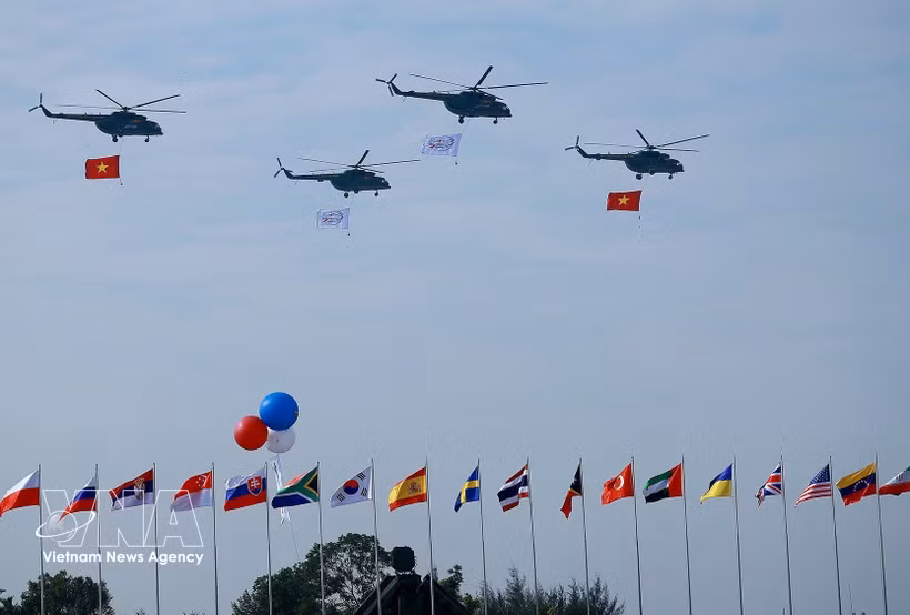 Helicópteros realizan un vuelo de exhibición durante la ceremonia de inauguración de la Exposición Internacional de Defensa de Vietnam 2024. (Foto: VNA)