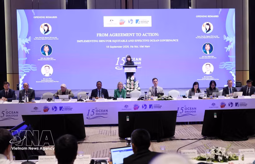 Nguyen Thi Lan Anh, subdirectora de la Academia Diplomática de Vietnam, interviene en la inauguración. (Foto: VNA)
