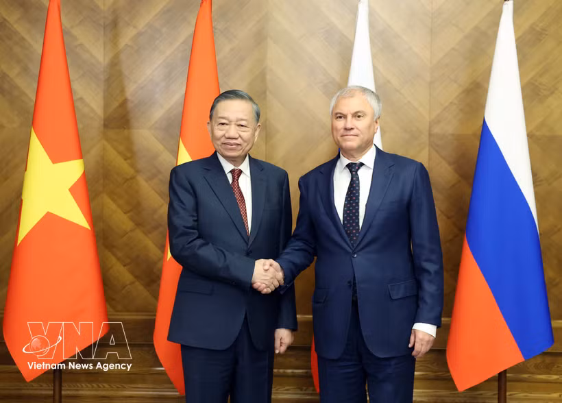 El secretario general del Partido Comunista de Vietnam y presidente de la República, To Lam (izquierda), se reúne con el presidente de la Duma Estatal de Rusia, Vyacheslav Volodin. (Foto: VNA)